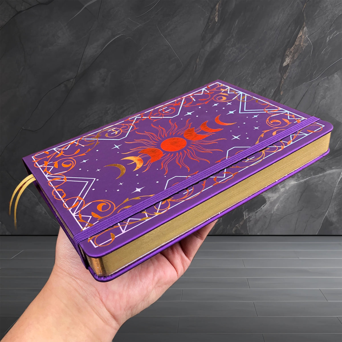 Journal à pois en papier de bambou 160 g/m², bords dorés et lunes.